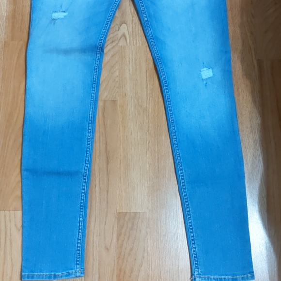 NWT. Ladies Hollister jeans Sz. 9 W 29 " x L 31" - Picture 2 of 12